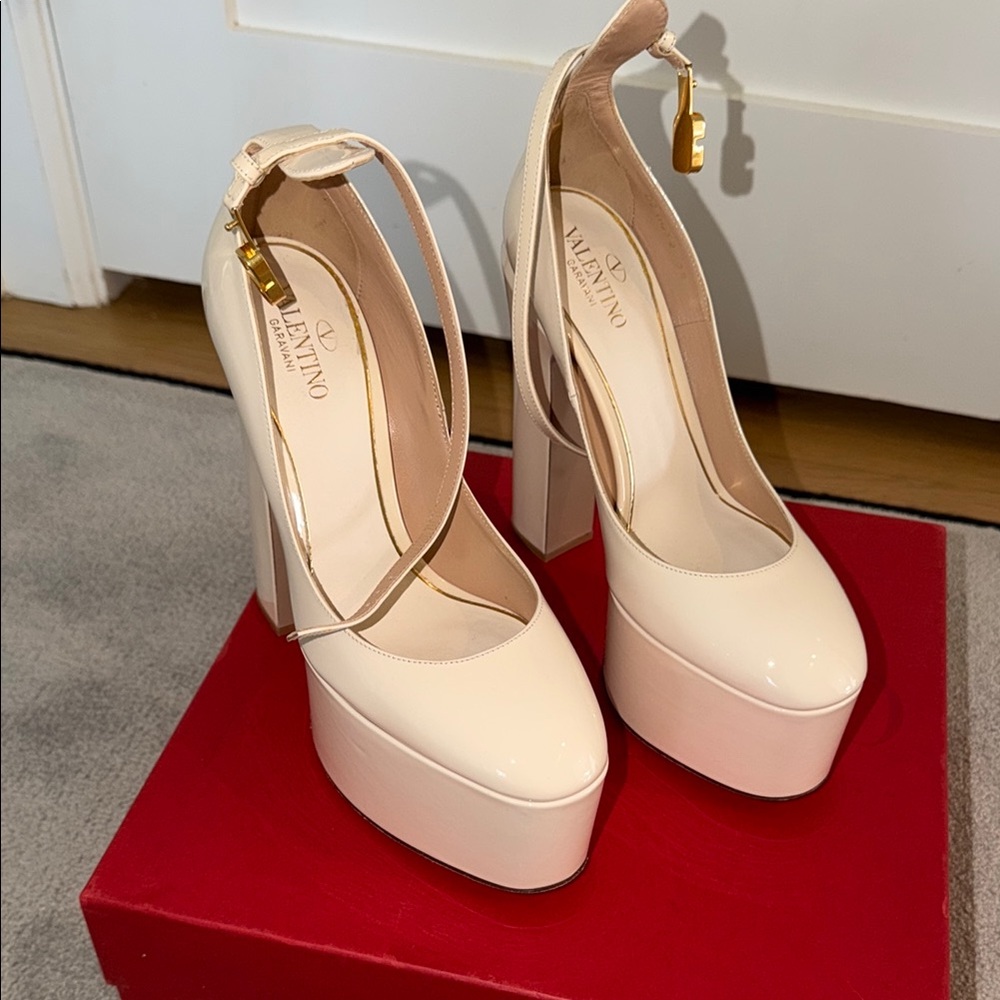Valentino Women's Tan-go 155 Patent Platform Pumps size 38